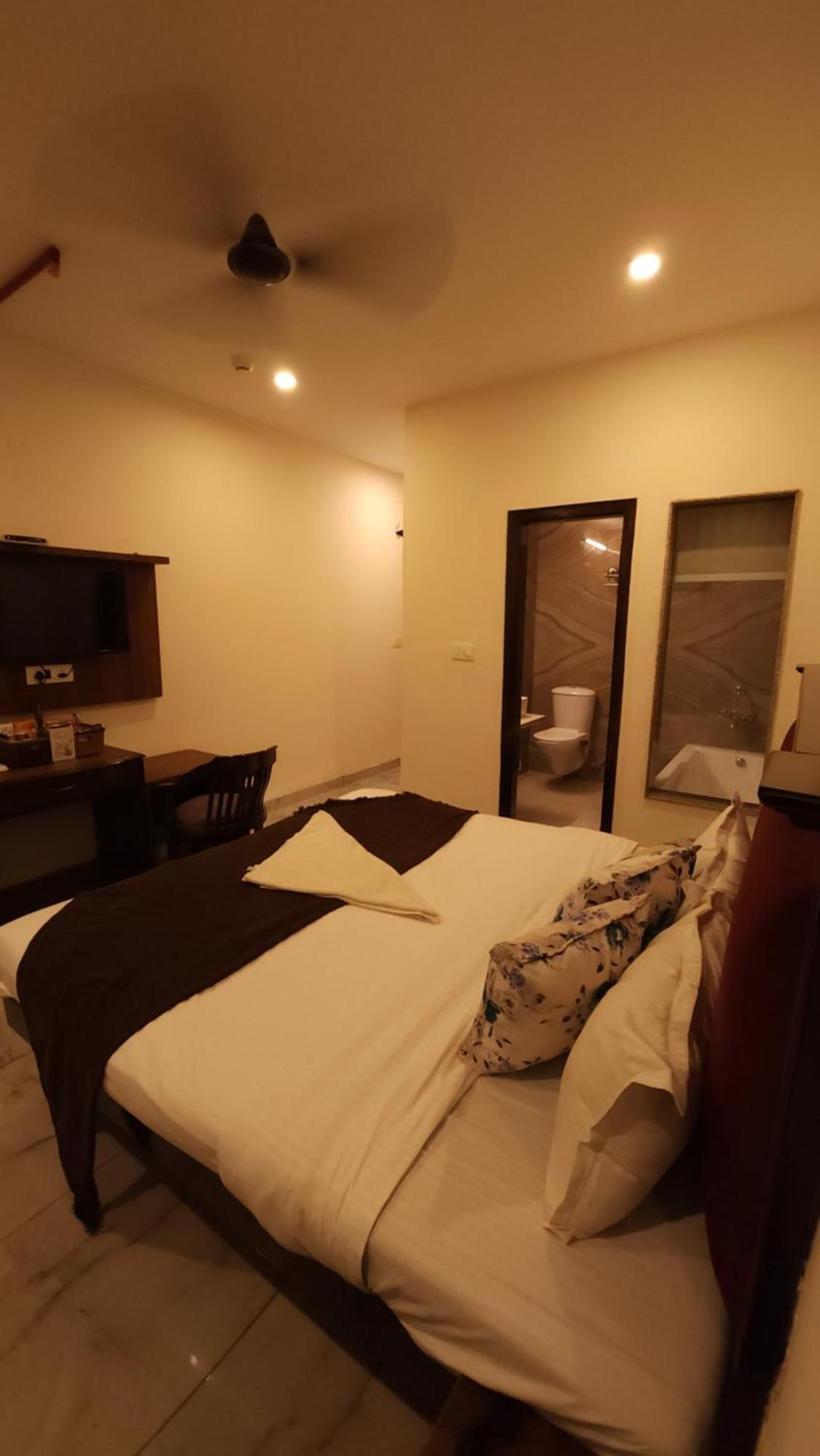 Hotel Multitech Premium Chandīgarh Buitenkant foto