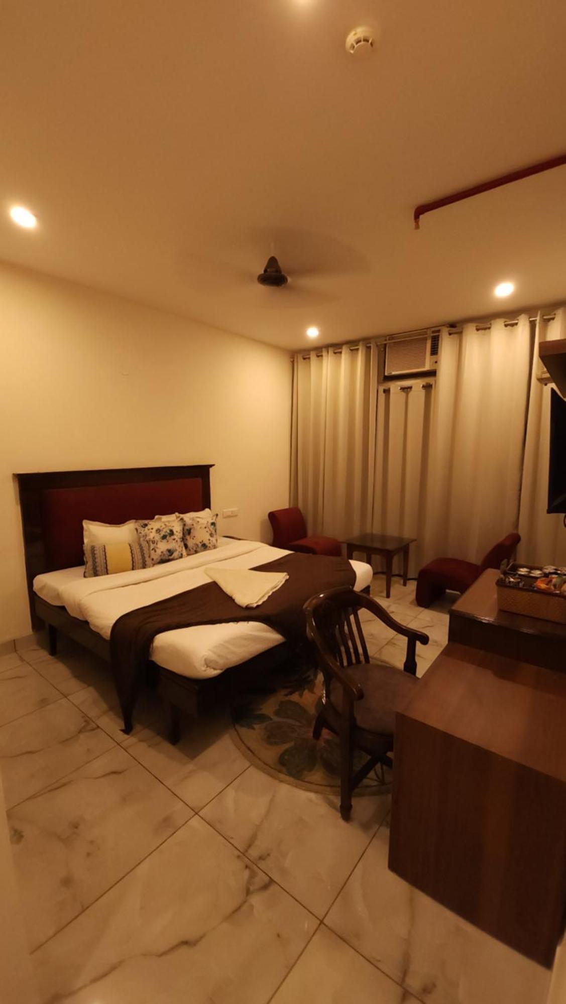 Hotel Multitech Premium Chandīgarh Buitenkant foto