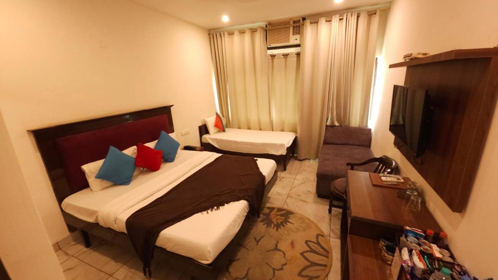 Hotel Multitech Premium Chandīgarh Buitenkant foto